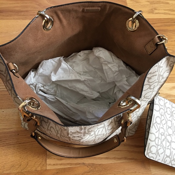 Calvin Klein Tote with pouch - Picture 3 of 6